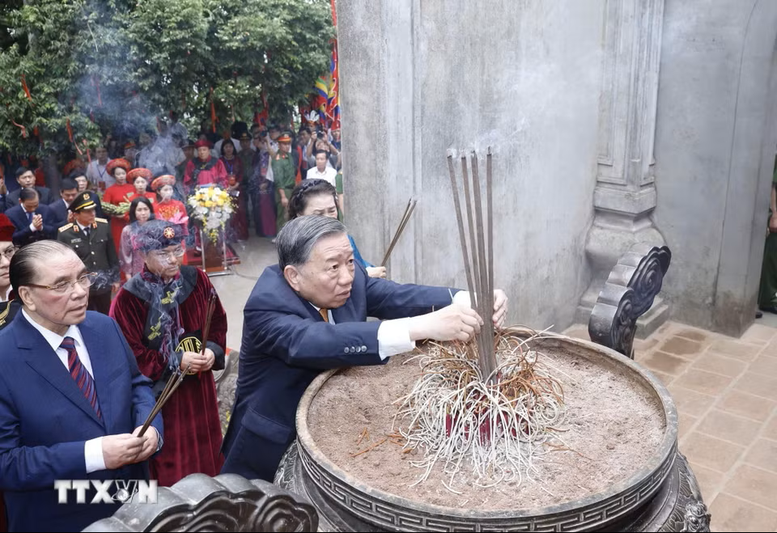 Tổng B&iacute; thư, Chủ tịch nước T&ocirc; L&acirc;m d&acirc;ng hương tưởng niệm c&aacute;c vua H&ugrave;ng- Ảnh 8.