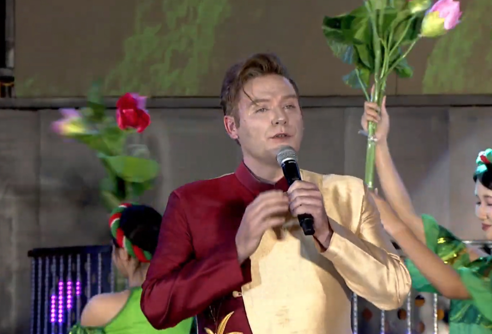 Thích thú tiết mục dân ca Ví Giặm của chàng tây trong đêm khai trương du lịch biển Hà Tĩnh- Ảnh 2.