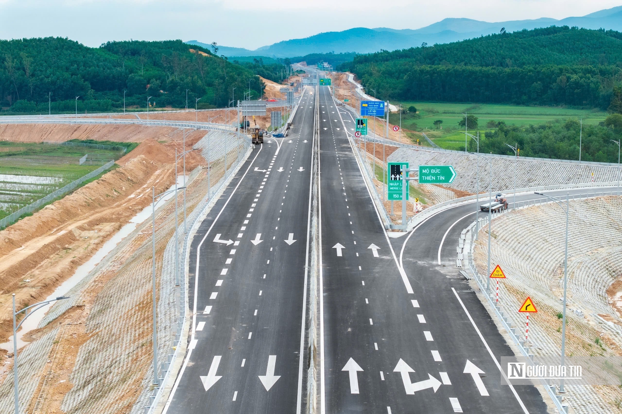 Cao tốc Quảng Ng&atilde;i - Ho&agrave;i Nhơn ch&iacute;nh thức khai th&aacute;c từ trưa 29/4- Ảnh 1.