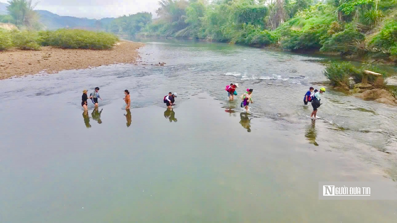 Quảng Ng&atilde;i: H&agrave;ng trăm học sinh theo mẹ lội nước đến trường, ước mong c&oacute; cầu x&oacute;a c&aacute;ch trở- Ảnh 1.