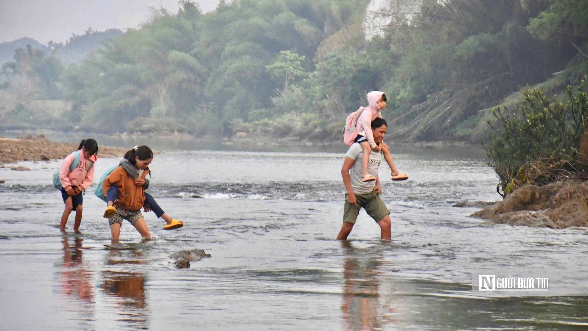 Quảng Ng&atilde;i: H&agrave;ng trăm học sinh theo mẹ lội nước đến trường, ước mong c&oacute; cầu x&oacute;a c&aacute;ch trở- Ảnh 2.