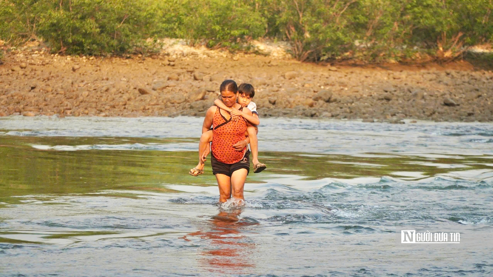 Quảng Ng&atilde;i: H&agrave;ng trăm học sinh theo mẹ lội nước đến trường, ước mong c&oacute; cầu x&oacute;a c&aacute;ch trở- Ảnh 3.