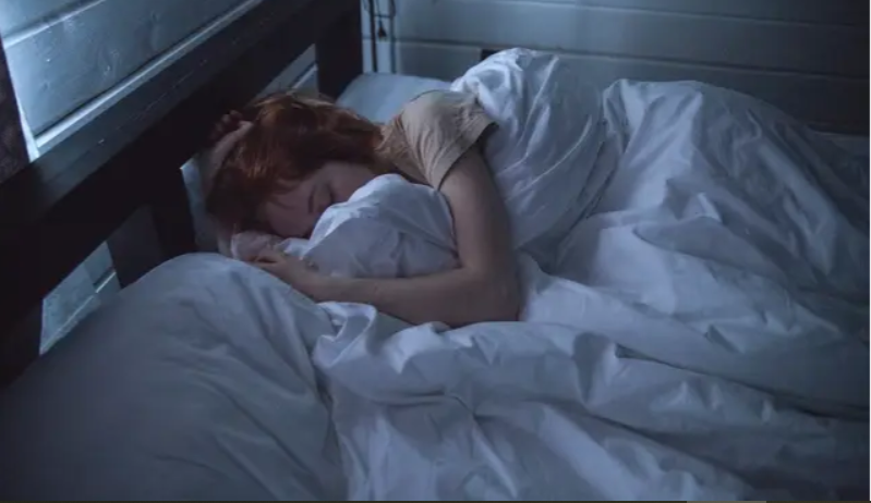 Vì sao giới trẻ đột nhiên rủ nhau chui vào hộp giấy để ngủ? - Ảnh 2.