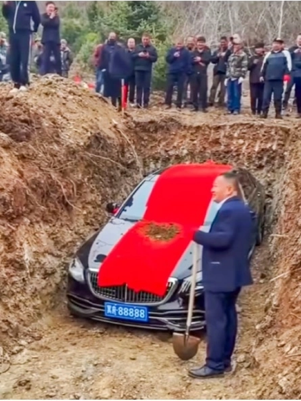 Gia đình chôn chiếc xe ô tô xịn biển 88888 giá 4 tỷ cùng người đàn ông quá cố và cái kết bất ngờ - Ảnh 1.