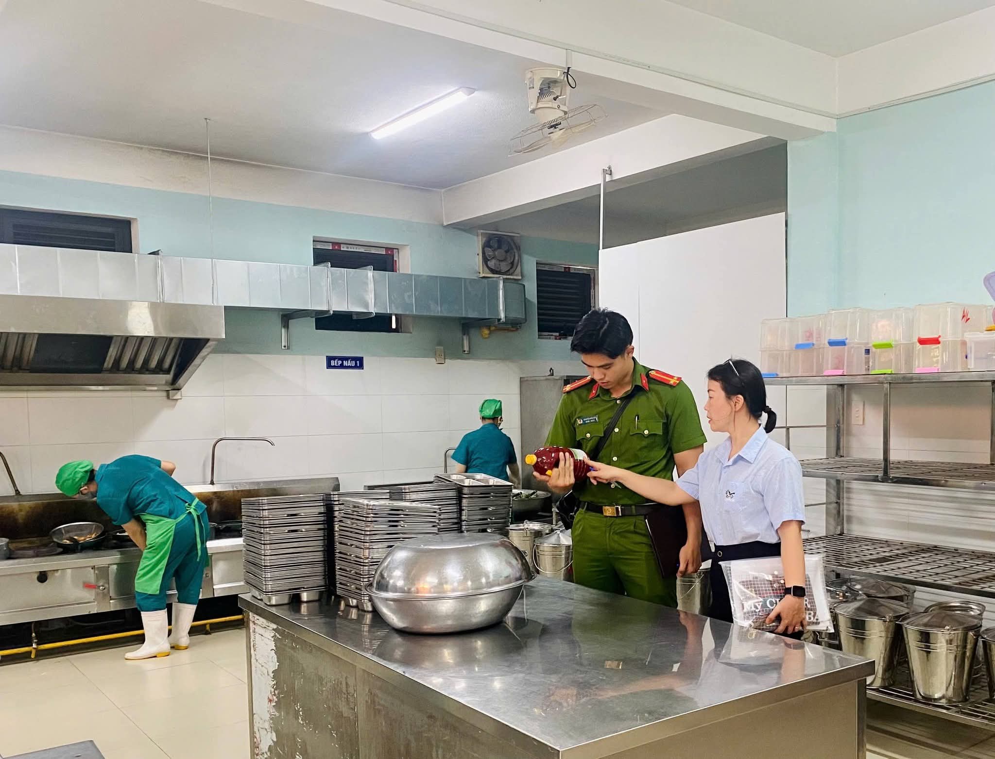 Huế kiểm tra đột xuất an toàn thực phẩm tại các bếp ăn của nhiều trường học- Ảnh 1.