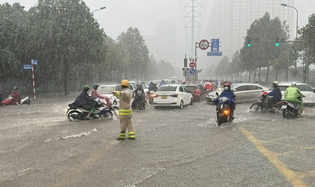 Dự b&aacute;o thời tiết 28/4: Kh&ocirc;ng kh&iacute; lạnh bất ngờ dồn xuống, miền Bắc sắp hứng đợt mưa to k&egrave;m lốc s&eacute;t - Ảnh 1.