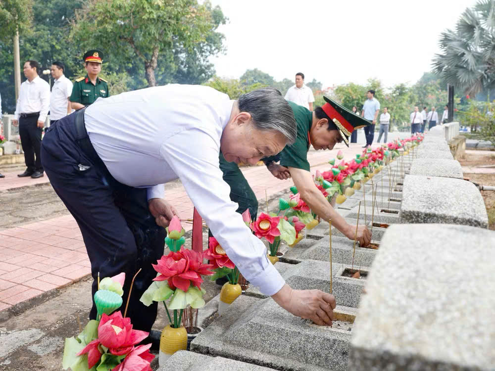 Tổng Bí thư, Chủ tịch nước Tô Lâm dâng hương tri ân Anh hùng - Liệt sĩ tại Tây Ninh - Ảnh 1.
