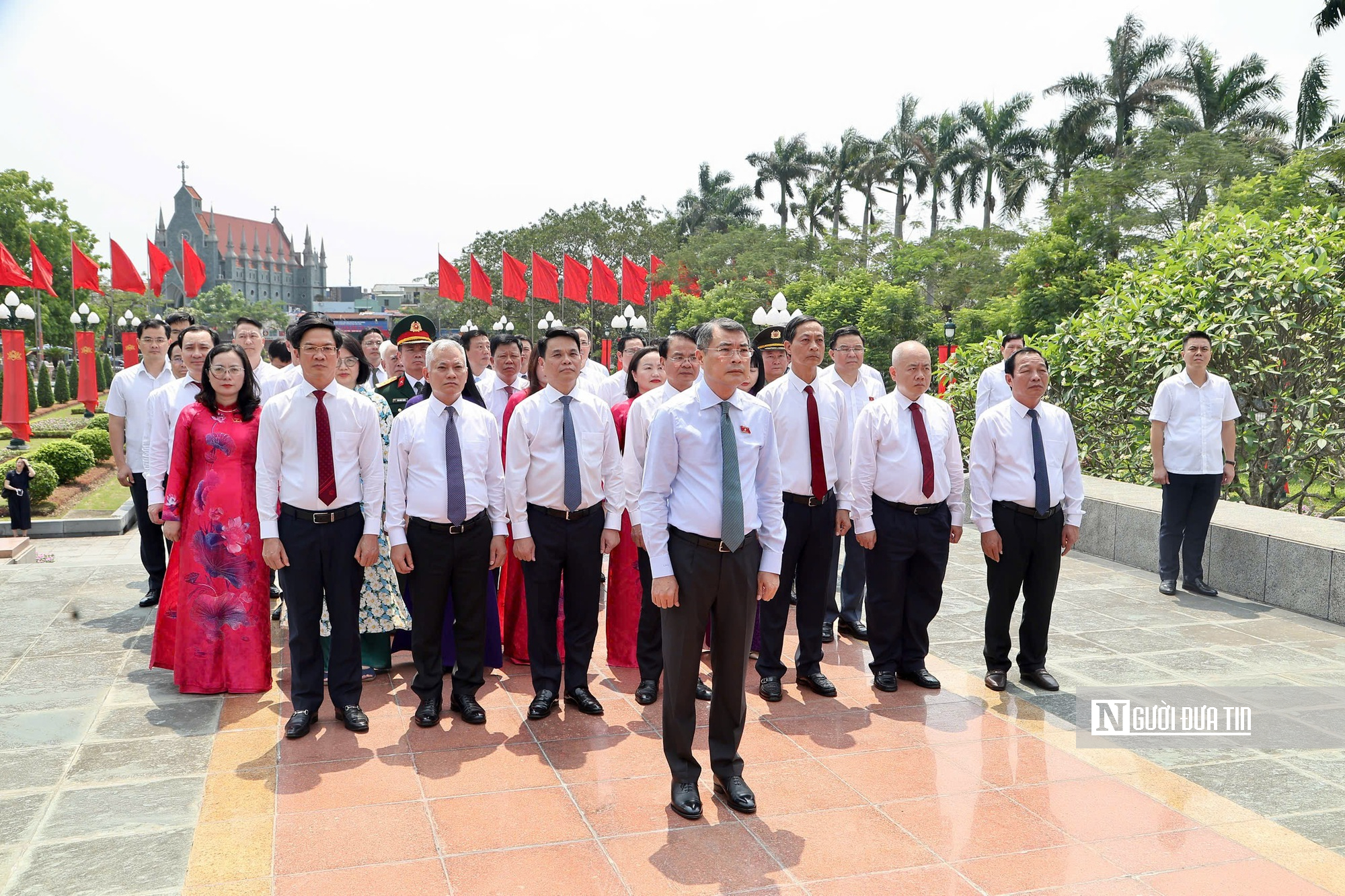 Thủ tướng L&ecirc; Minh Hưng d&acirc;ng hương tại Đ&agrave;i tưởng niệm c&aacute;c Anh h&ugrave;ng liệt sỹ th&agrave;nh phố Hải Ph&ograve;ng - Ảnh 2.