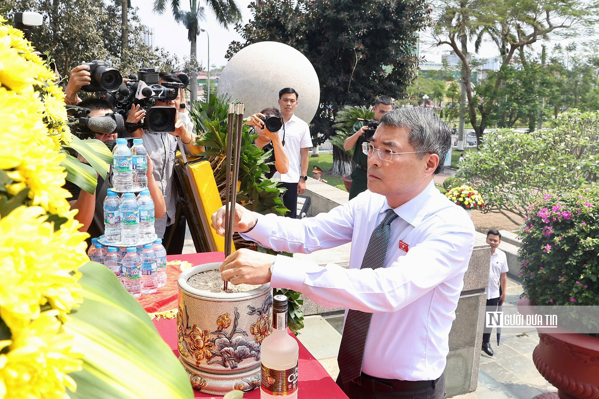 Thủ tướng L&ecirc; Minh Hưng d&acirc;ng hương tại Đ&agrave;i tưởng niệm c&aacute;c Anh h&ugrave;ng liệt sỹ th&agrave;nh phố Hải Ph&ograve;ng - Ảnh 3.