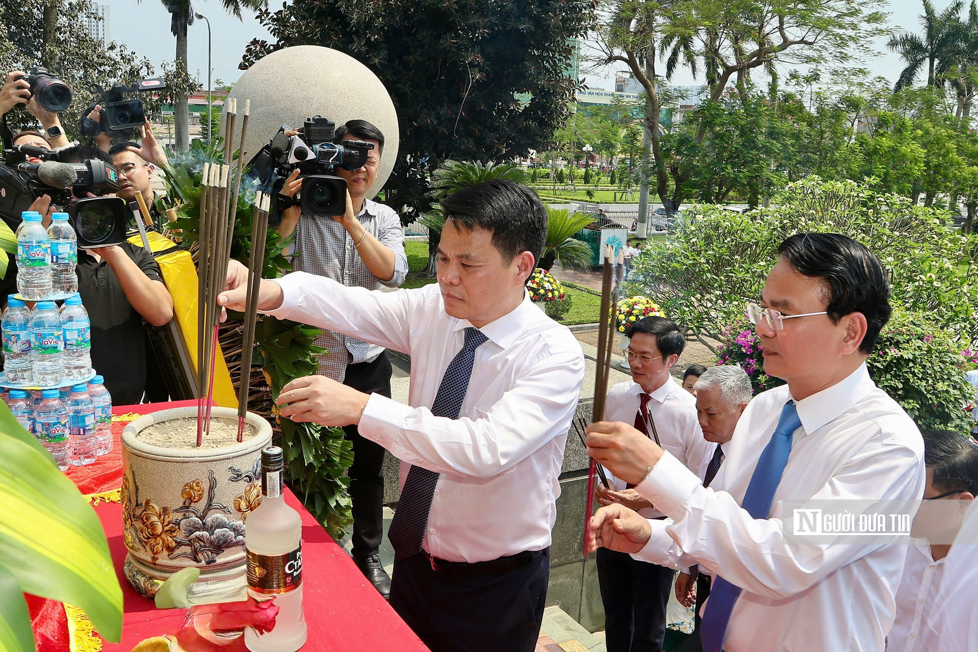 Thủ tướng L&ecirc; Minh Hưng d&acirc;ng hương tại Đ&agrave;i tưởng niệm c&aacute;c Anh h&ugrave;ng liệt sỹ th&agrave;nh phố Hải Ph&ograve;ng - Ảnh 4.