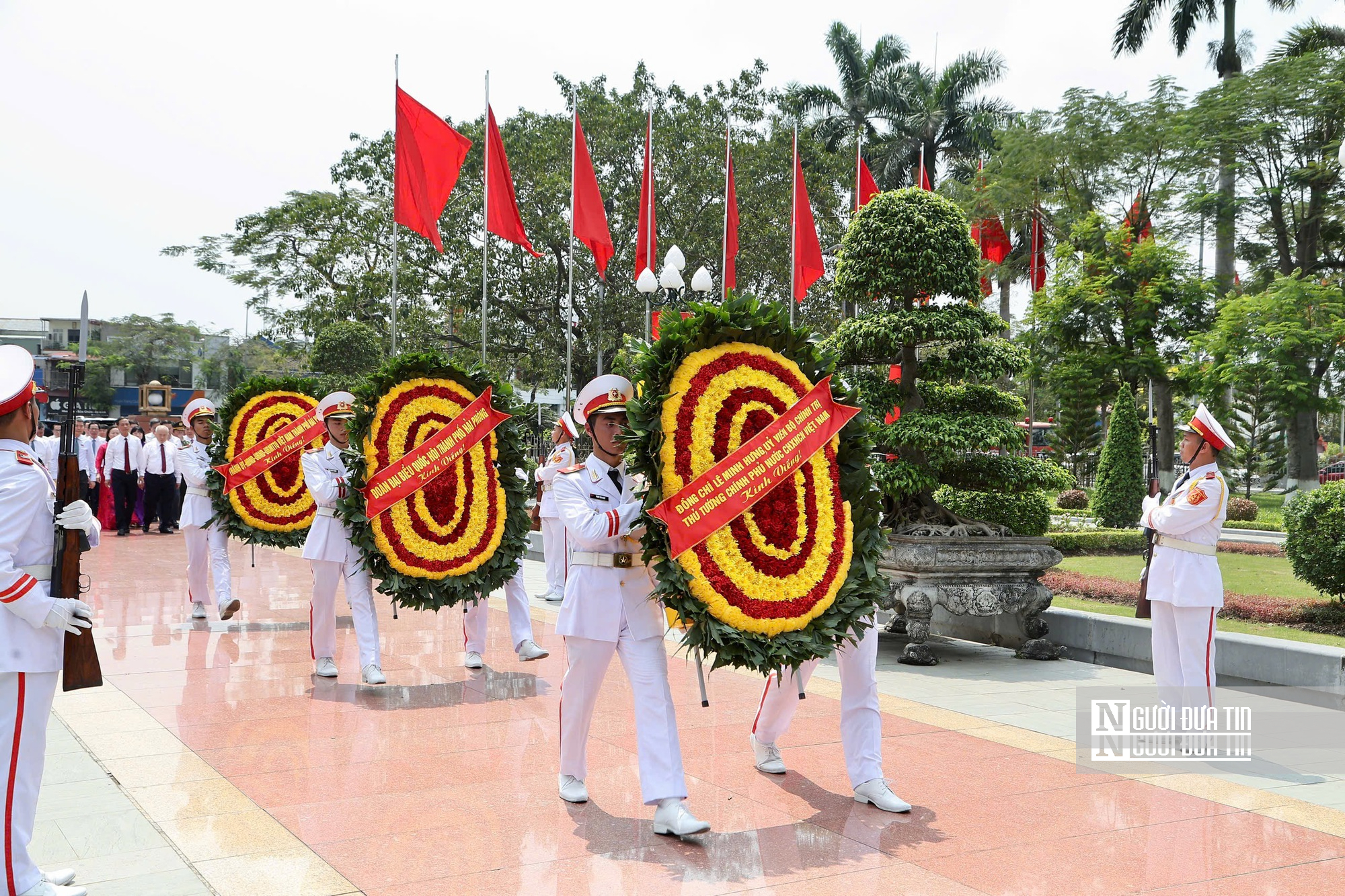 Thủ tướng L&ecirc; Minh Hưng d&acirc;ng hương tại Đ&agrave;i tưởng niệm c&aacute;c Anh h&ugrave;ng liệt sỹ th&agrave;nh phố Hải Ph&ograve;ng - Ảnh 5.