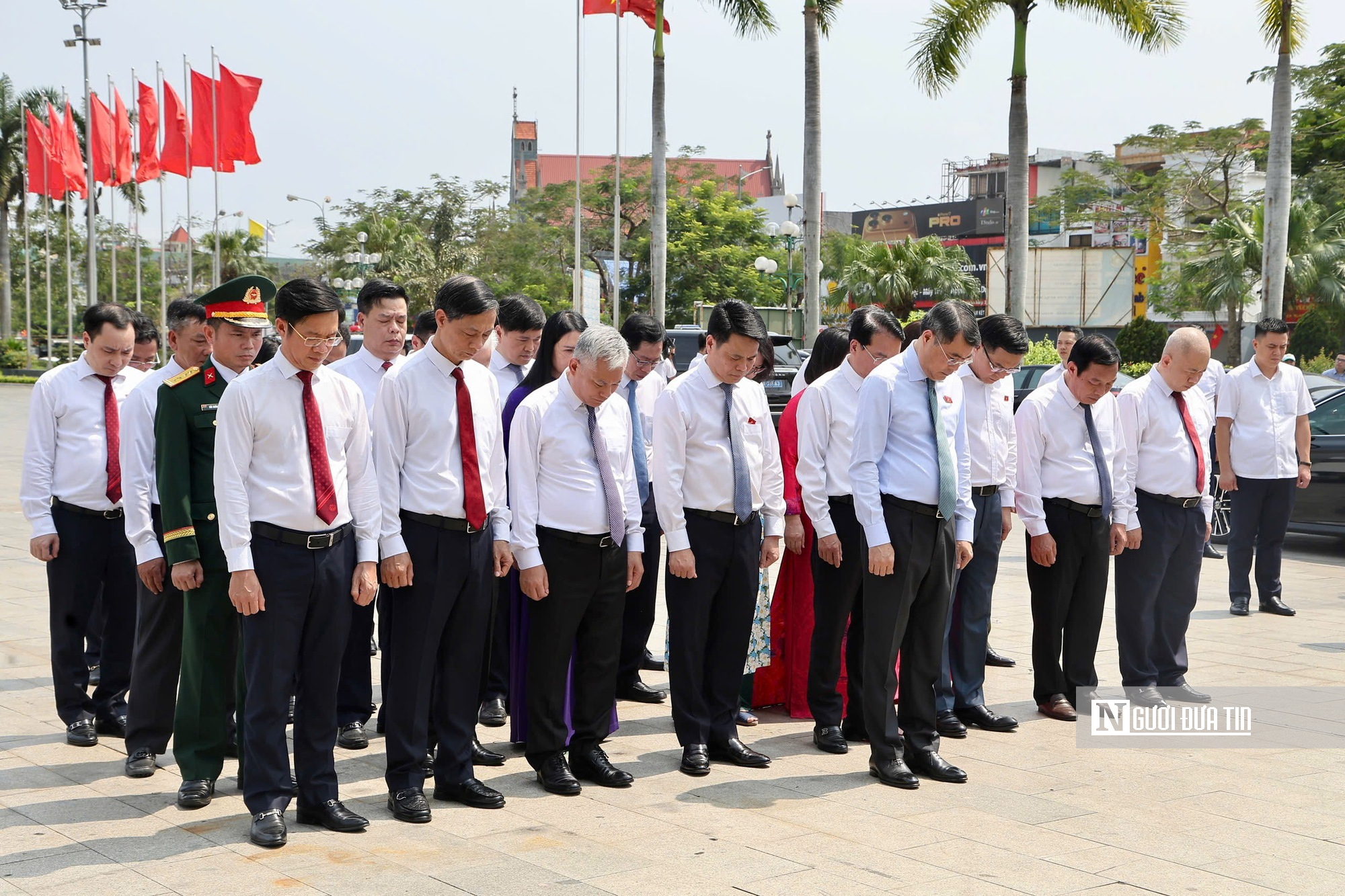 Thủ tướng L&ecirc; Minh Hưng d&acirc;ng hương tại Đ&agrave;i tưởng niệm c&aacute;c Anh h&ugrave;ng liệt sỹ th&agrave;nh phố Hải Ph&ograve;ng - Ảnh 6.