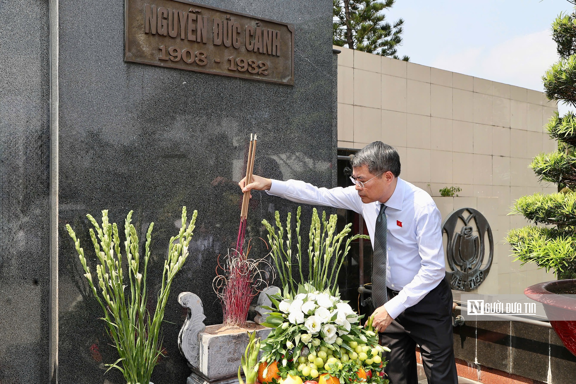 Thủ tướng L&ecirc; Minh Hưng d&acirc;ng hương tại Đ&agrave;i tưởng niệm c&aacute;c Anh h&ugrave;ng liệt sỹ th&agrave;nh phố Hải Ph&ograve;ng - Ảnh 7.