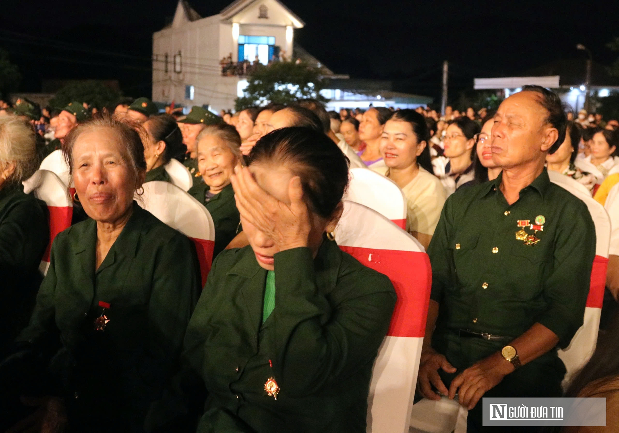 X&uacute;c động lễ kỷ niệm 60 năm ng&agrave;y hy sinh của 33 liệt sĩ TNXP tại hang Hỏa Tiễn - Ảnh 9.