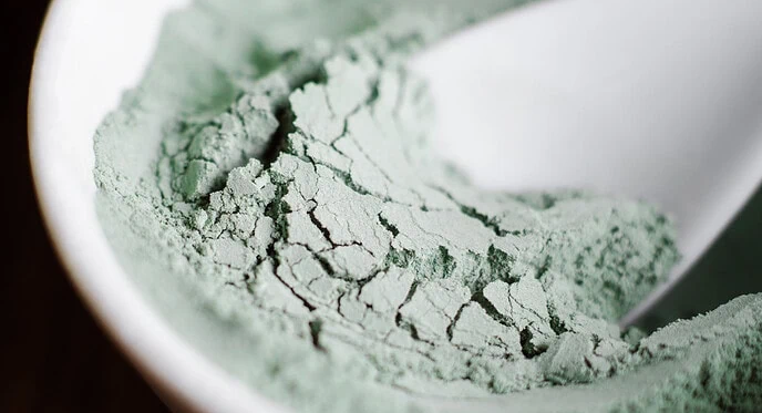 Cô gái trẻ ngày nào cũng ăn đất sét, lý do phía sau khiến hàng triệu người nổi da gà - Ảnh 1.