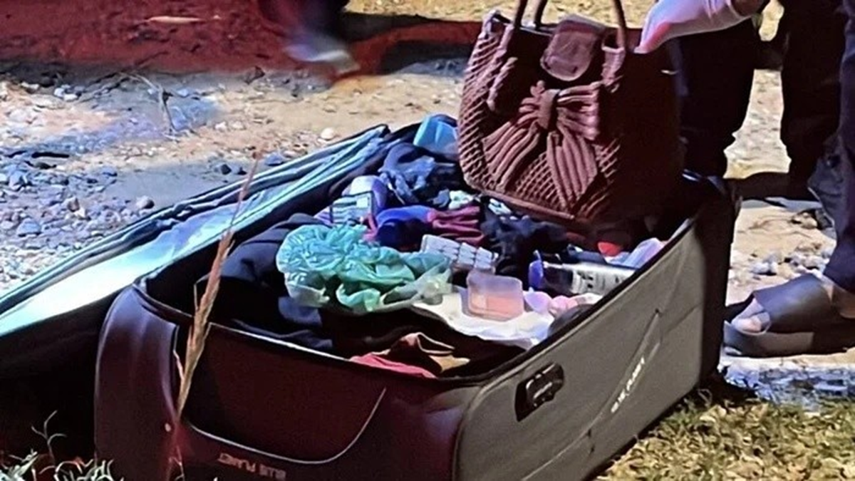 Phát hiện chiếc vali bí ẩn bên đường, mở ra thấy cảnh tượng 