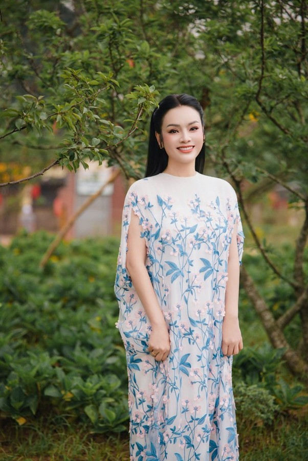 Nữ NSƯT là Phó giáo sư, khoe nhan sắc 