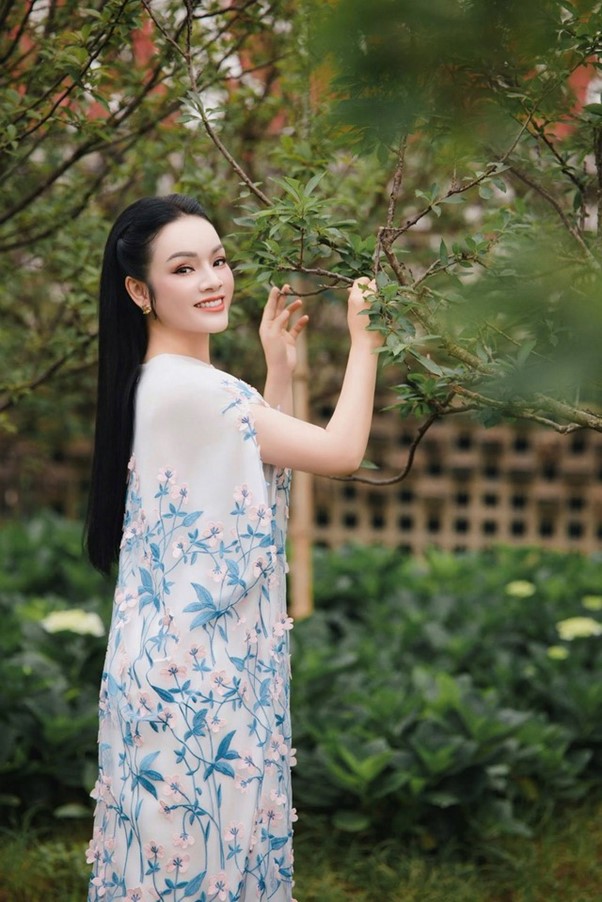 Nữ NSƯT là Phó giáo sư, khoe nhan sắc 