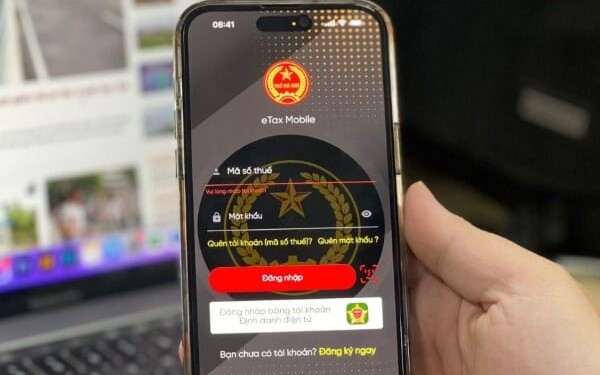 C&ocirc; g&aacute;i mồ c&ocirc;i cha mẹ vượt qua 19 th&iacute; sinh, đăng quang Mrs Earth Vietnam 2026 - Ảnh 2.