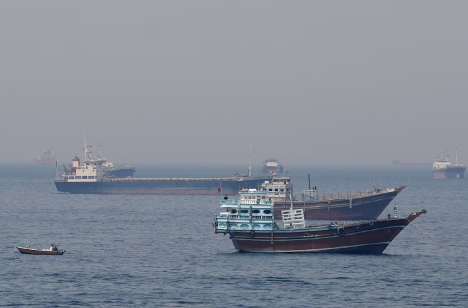 Thế bế tắc tại eo biển Hormuz khiến 20.000 thuyền viên mắc kẹt trên các tàu hàng - Ảnh 1.