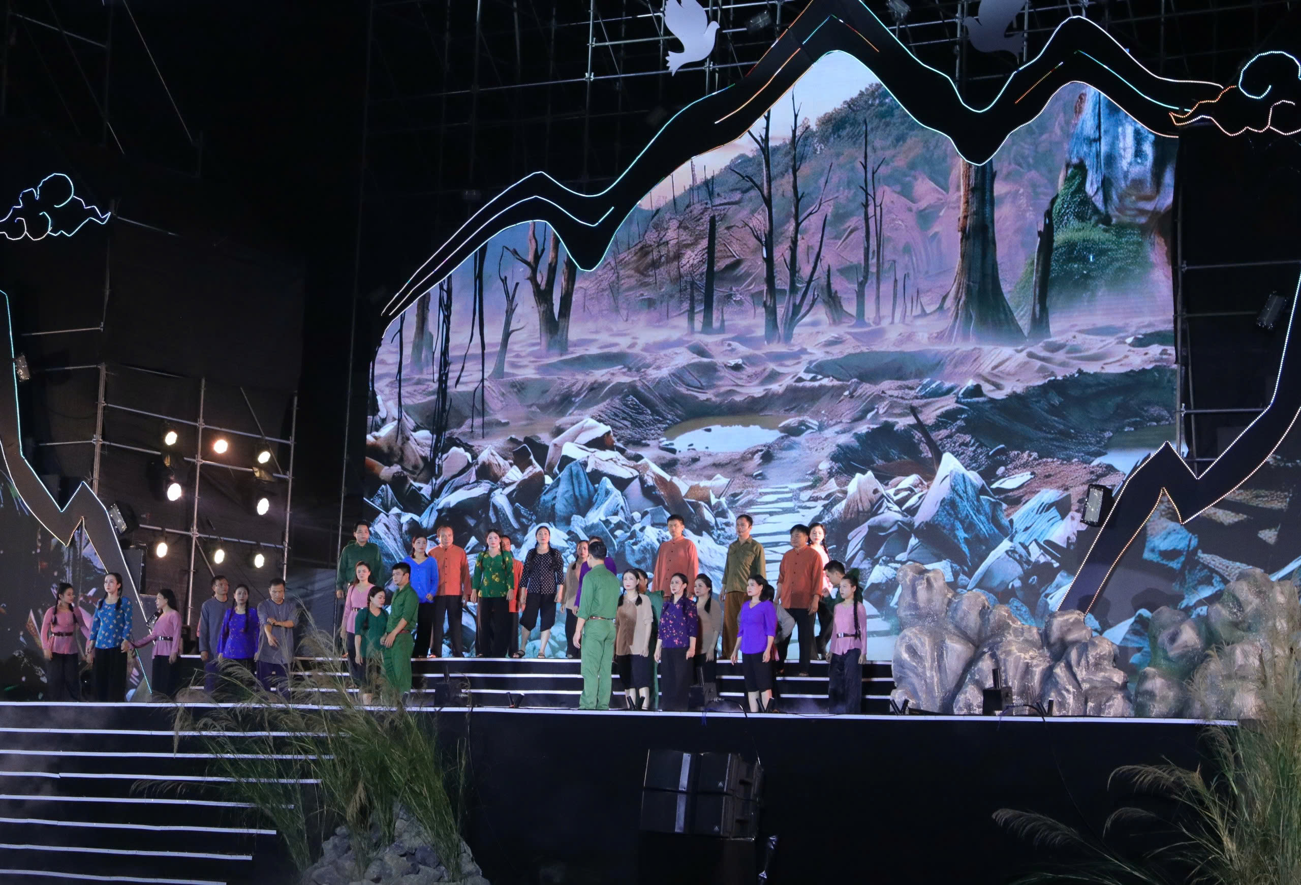 X&uacute;c động lễ kỷ niệm 60 năm ng&agrave;y hy sinh của 33 liệt sĩ TNXP tại hang Hỏa Tiễn - Ảnh 4.