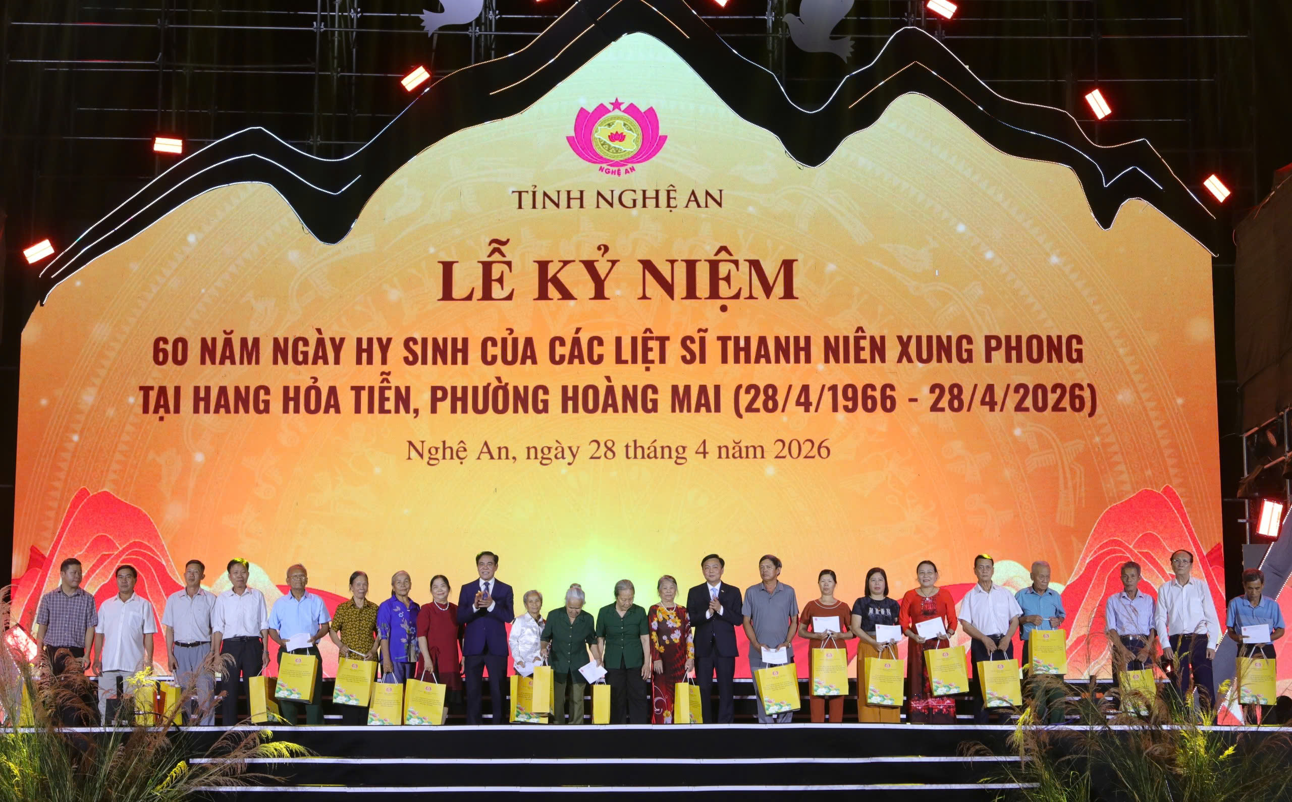 X&uacute;c động lễ kỷ niệm 60 năm ng&agrave;y hy sinh của 33 liệt sĩ TNXP tại hang Hỏa Tiễn - Ảnh 14.