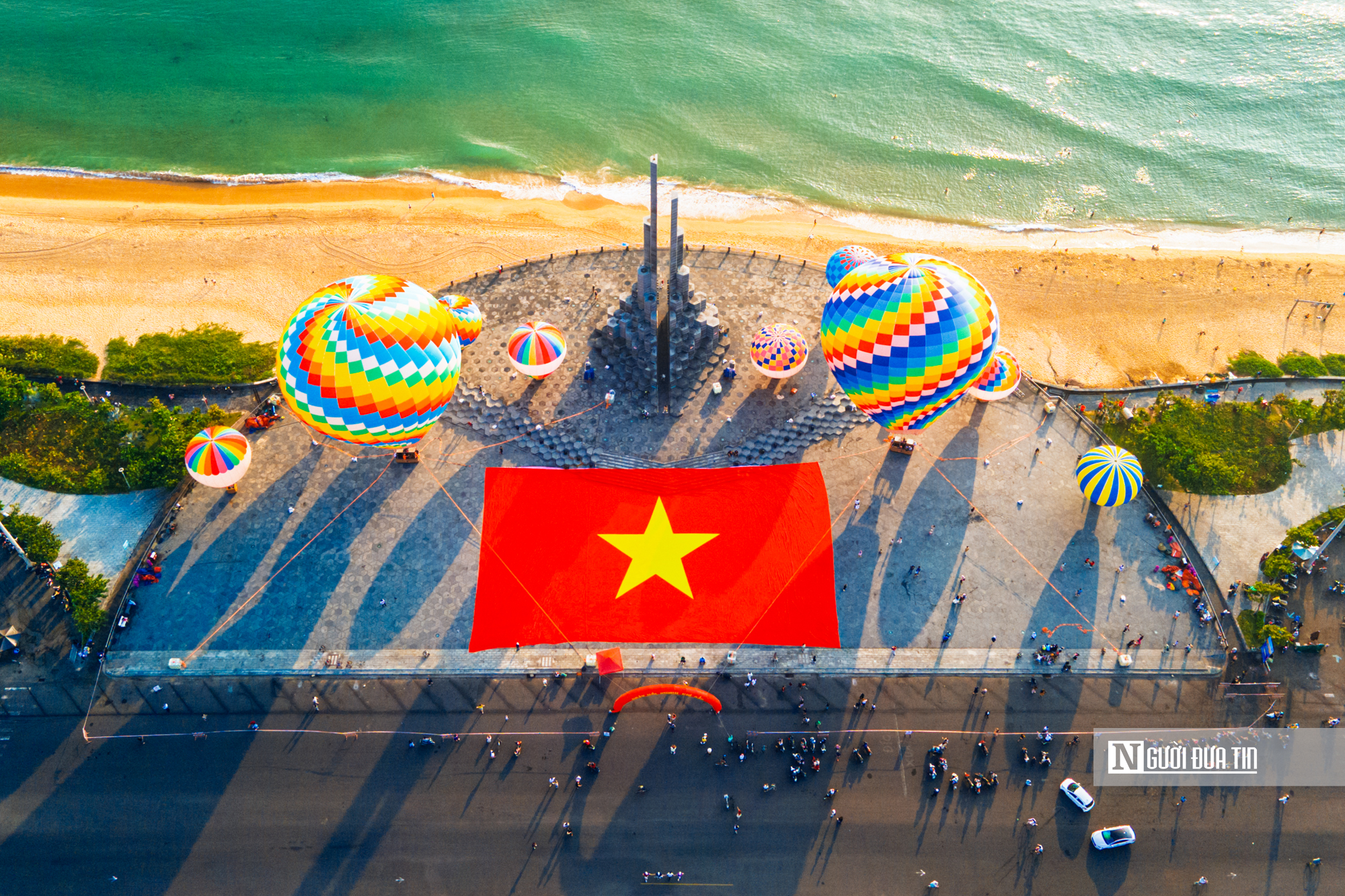 Chi&ecirc;m ngưỡng d&agrave;n khinh kh&iacute; cầu lần đầu xuất hiện ở Quảng trường Nghinh Phong, Đắk Lắk- Ảnh 1.