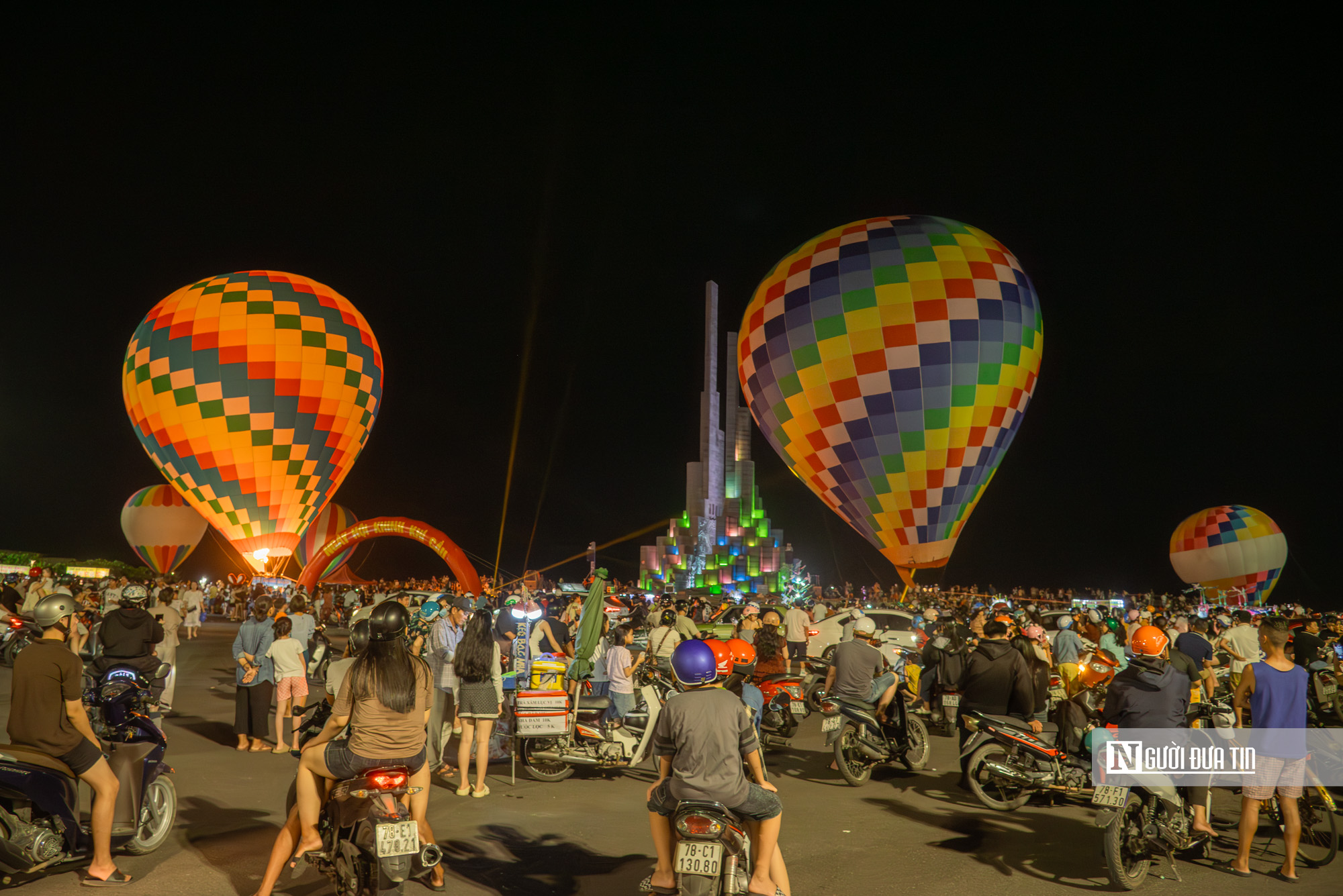 Chi&ecirc;m ngưỡng d&agrave;n khinh kh&iacute; cầu lần đầu xuất hiện ở Quảng trường Nghinh Phong, Đắk Lắk- Ảnh 18.