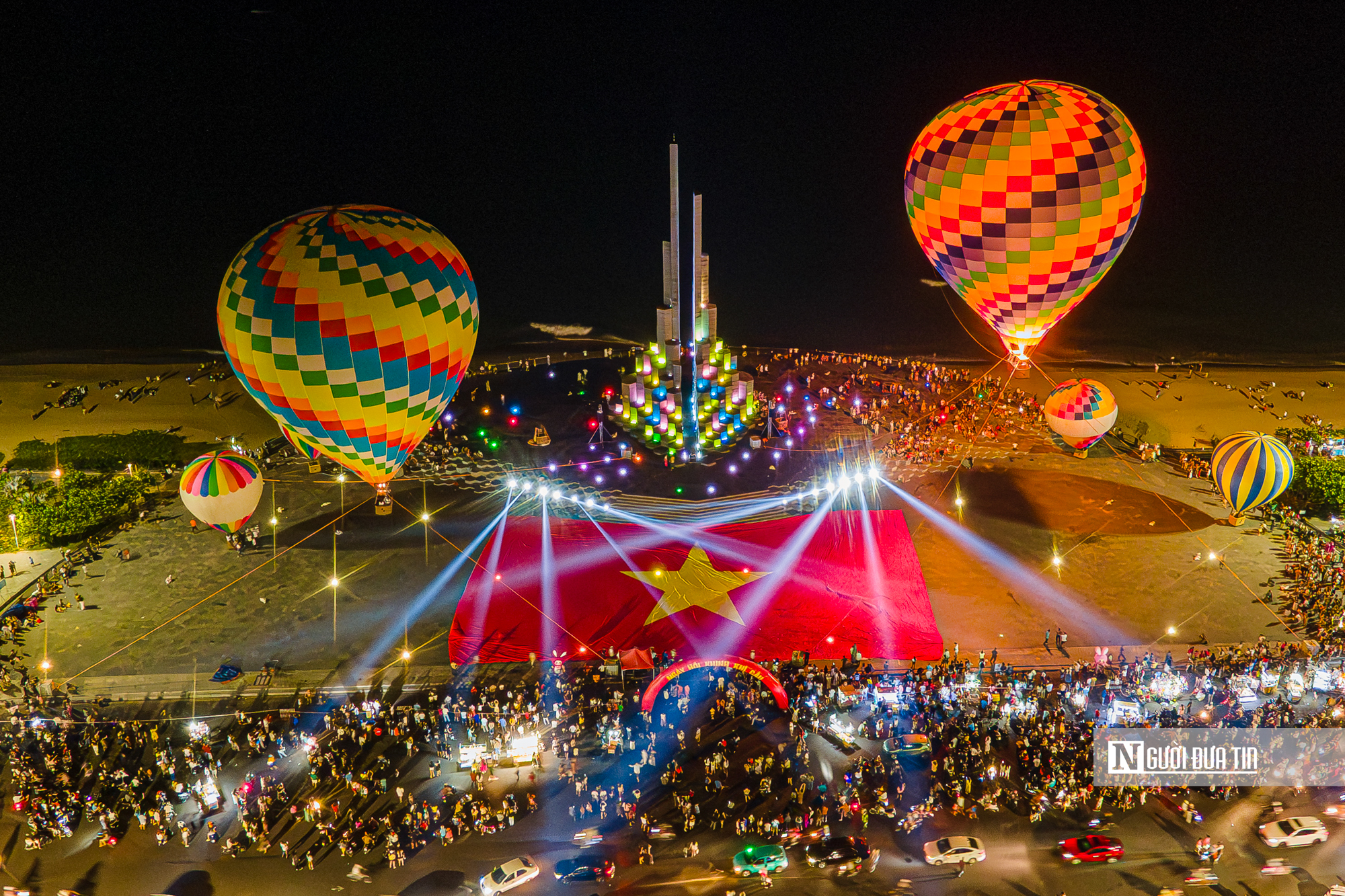 Chi&ecirc;m ngưỡng d&agrave;n khinh kh&iacute; cầu lần đầu xuất hiện ở Quảng trường Nghinh Phong, Đắk Lắk- Ảnh 17.