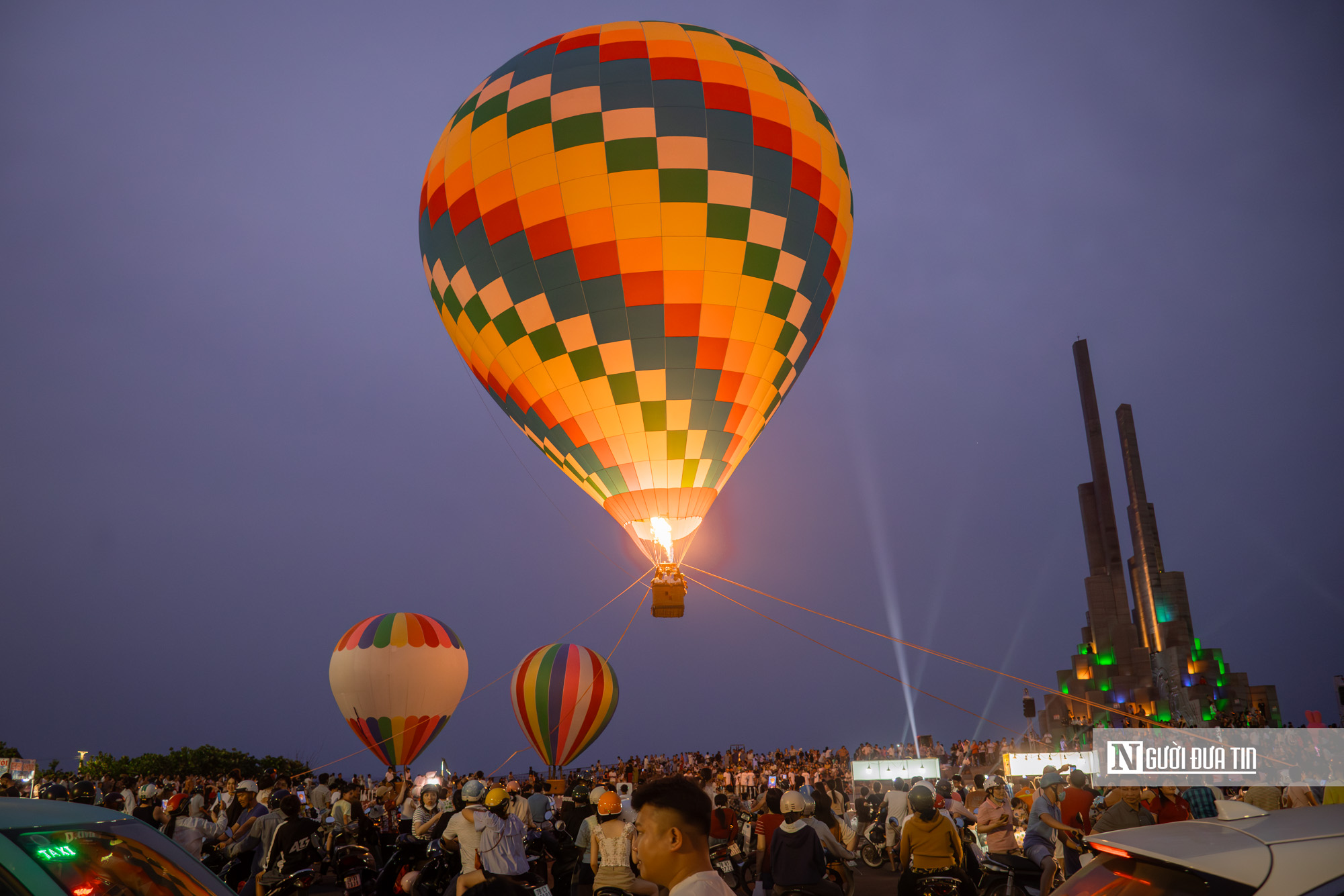Chi&ecirc;m ngưỡng d&agrave;n khinh kh&iacute; cầu lần đầu xuất hiện ở Quảng trường Nghinh Phong, Đắk Lắk- Ảnh 19.