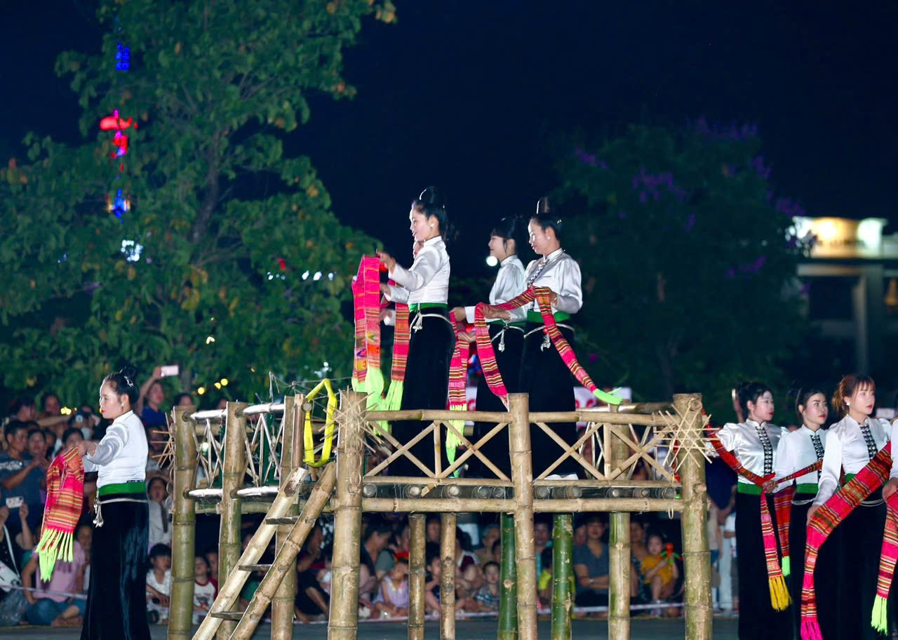 Tôn vinh di sản Xòe Thái qua hội thi quy mô lớn tại Lào Cai - Ảnh 3.