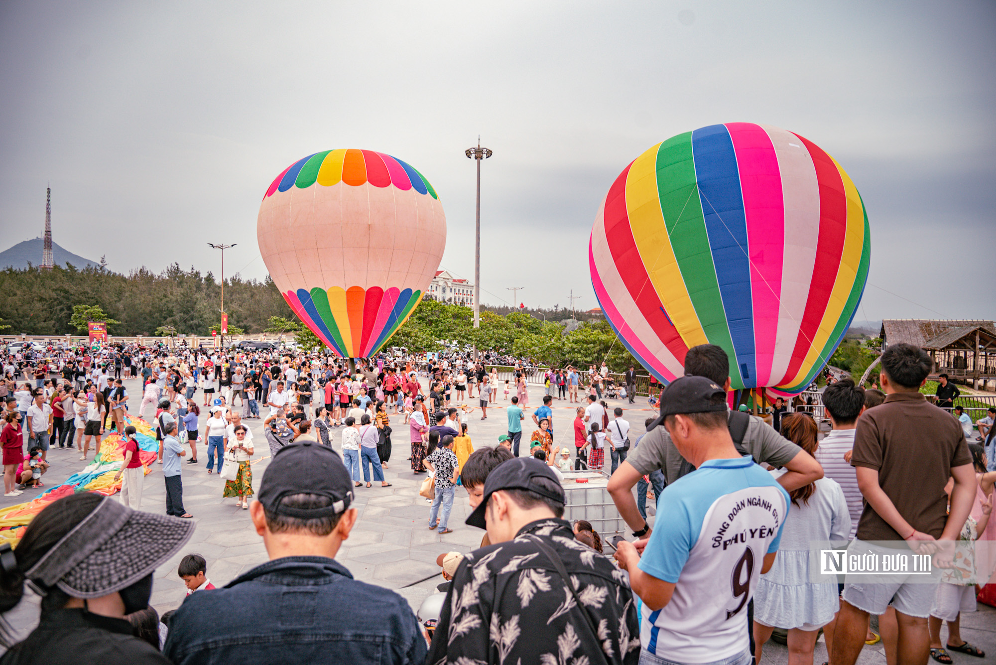 Chi&ecirc;m ngưỡng d&agrave;n khinh kh&iacute; cầu lần đầu xuất hiện ở Quảng trường Nghinh Phong, Đắk Lắk- Ảnh 3.