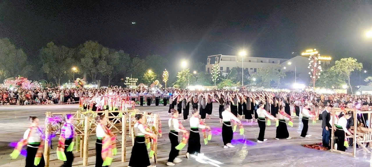 Tôn vinh di sản Xòe Thái qua hội thi quy mô lớn tại Lào Cai - Ảnh 1.