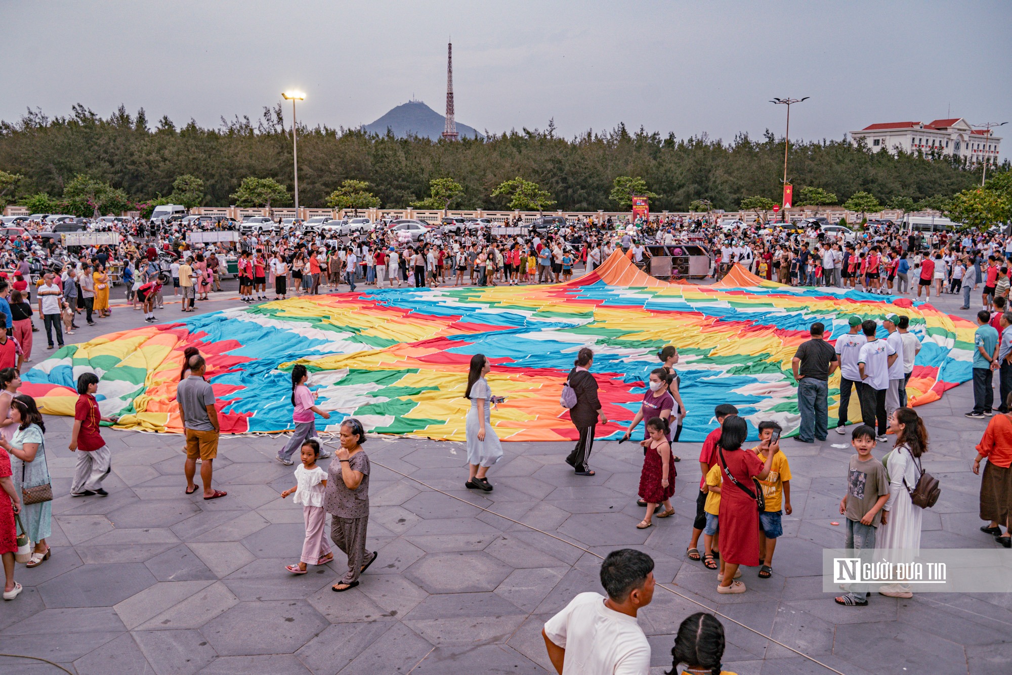 Chi&ecirc;m ngưỡng d&agrave;n khinh kh&iacute; cầu lần đầu xuất hiện ở Quảng trường Nghinh Phong, Đắk Lắk- Ảnh 4.
