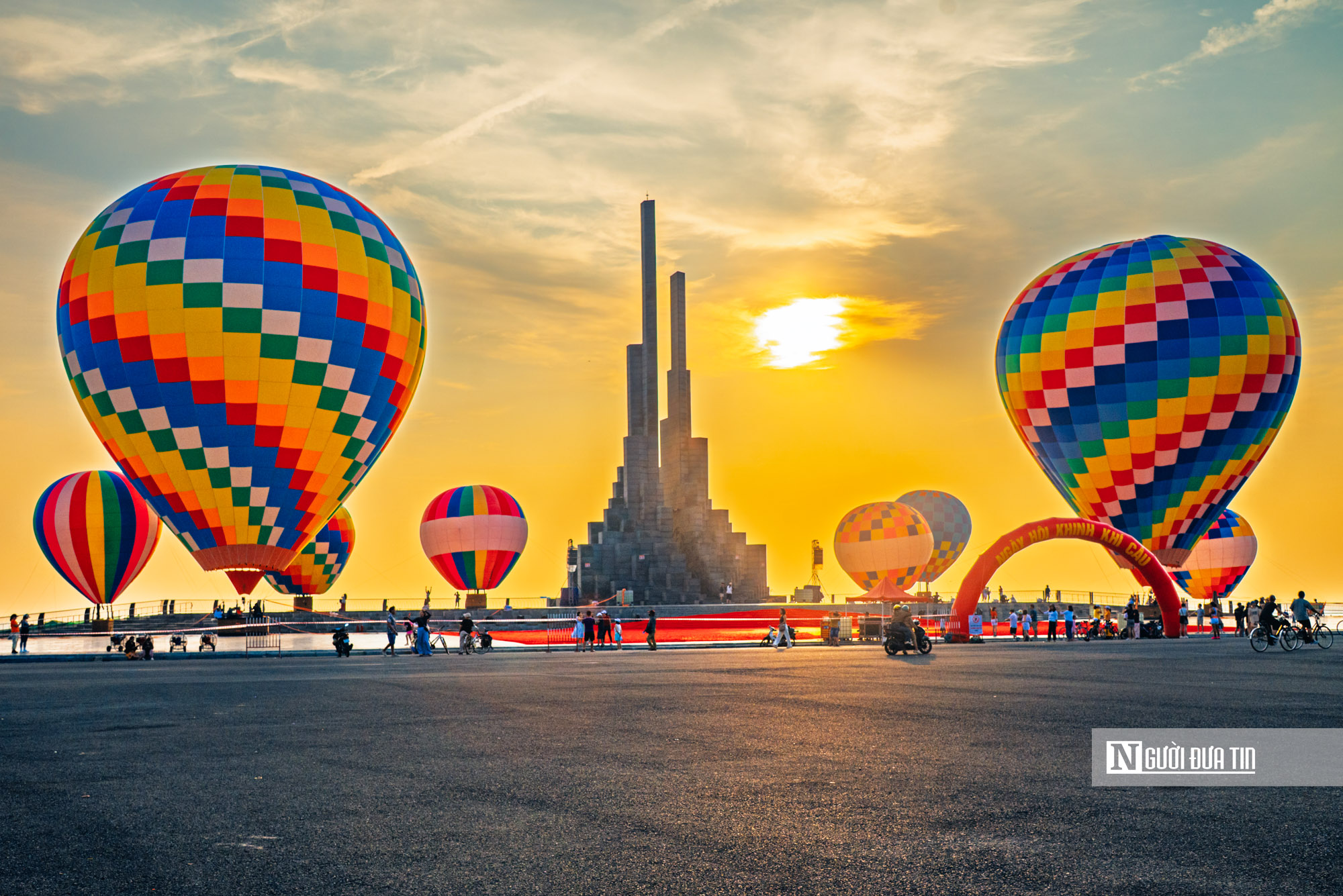Chi&ecirc;m ngưỡng d&agrave;n khinh kh&iacute; cầu lần đầu xuất hiện ở Quảng trường Nghinh Phong, Đắk Lắk- Ảnh 2.