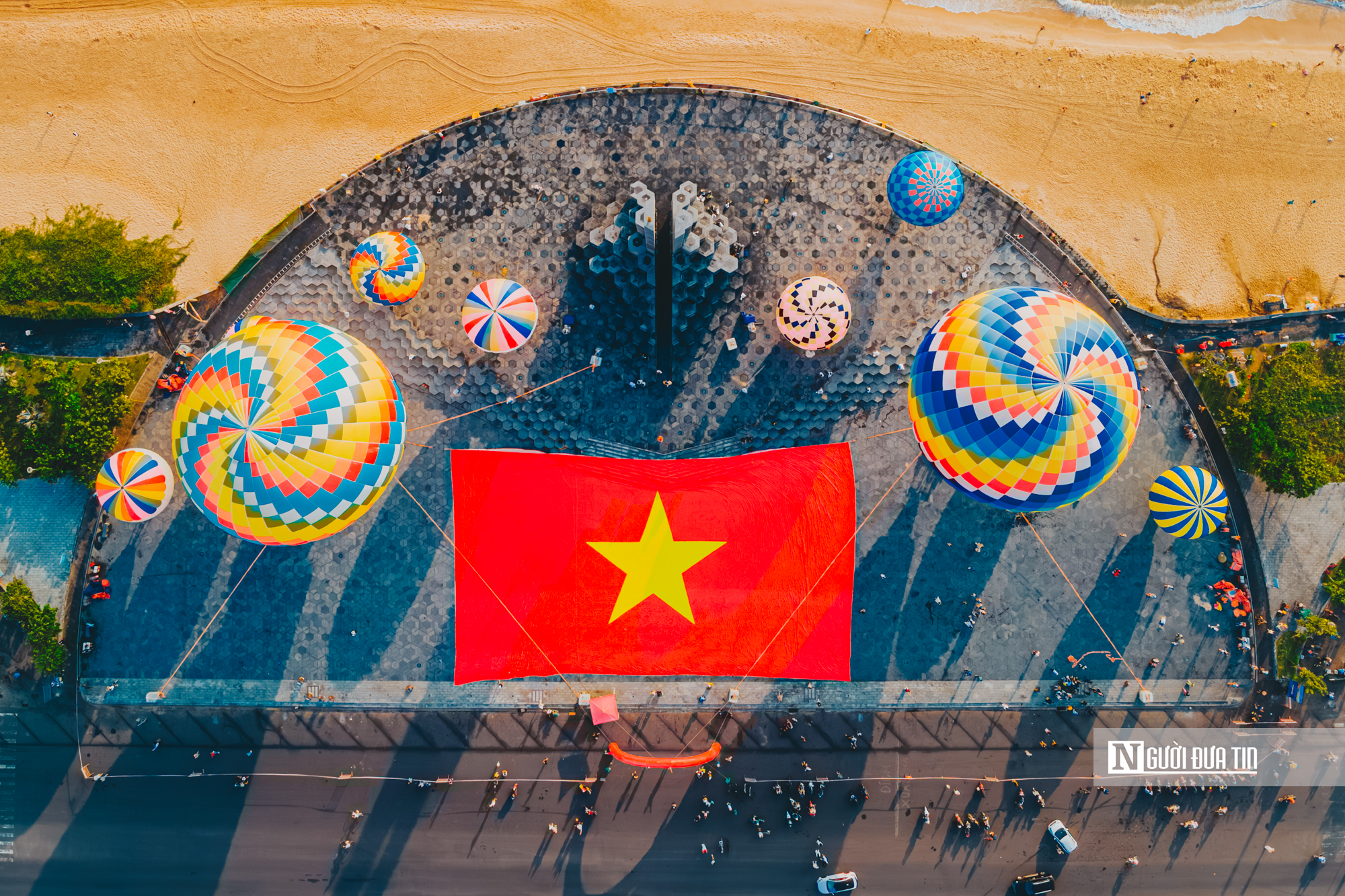 Chi&ecirc;m ngưỡng d&agrave;n khinh kh&iacute; cầu lần đầu xuất hiện ở Quảng trường Nghinh Phong, Đắk Lắk- Ảnh 5.