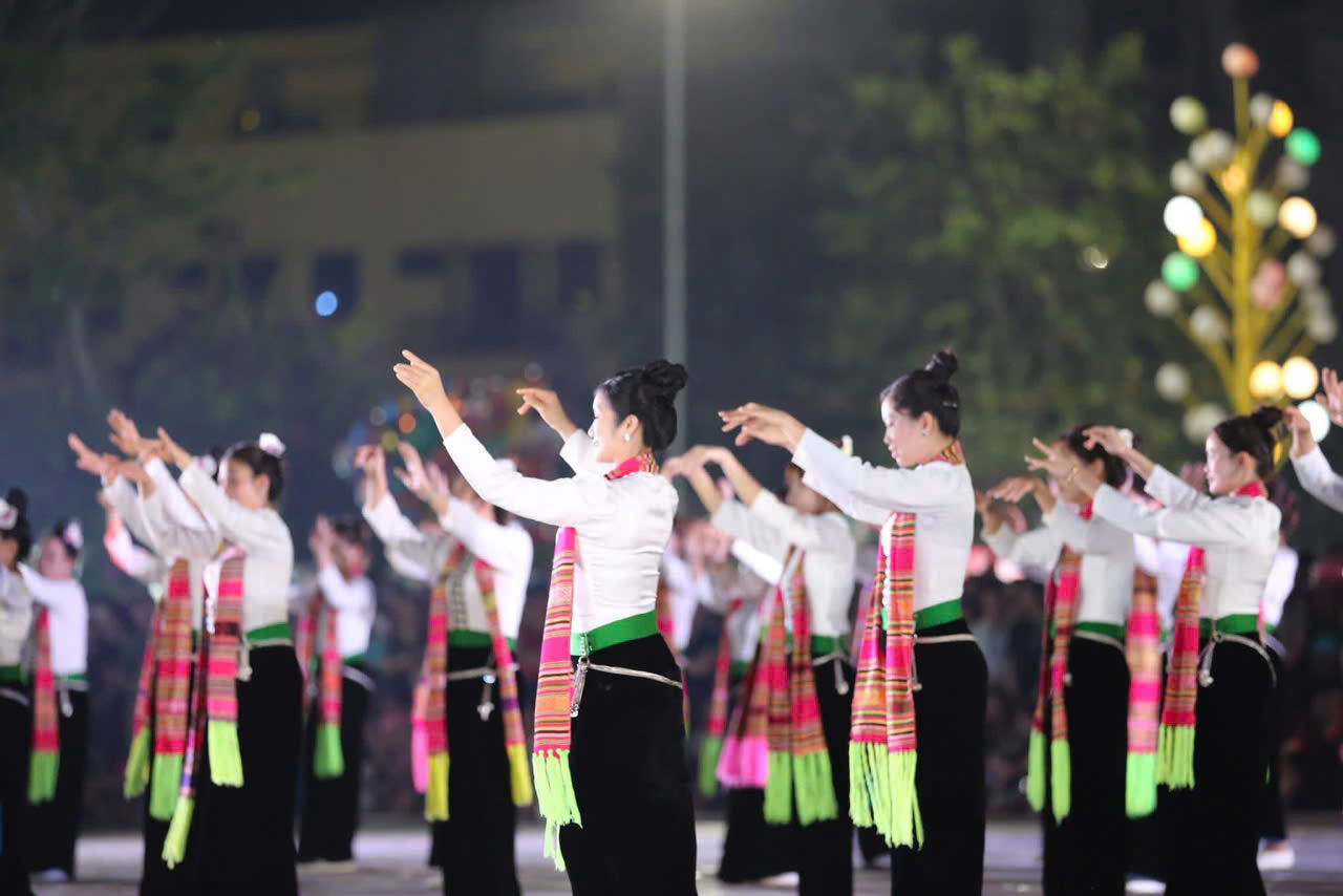 Tôn vinh di sản Xòe Thái qua hội thi quy mô lớn tại Lào Cai - Ảnh 2.