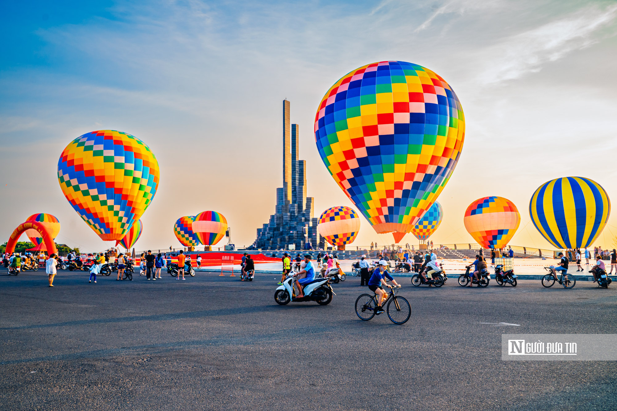 Chi&ecirc;m ngưỡng d&agrave;n khinh kh&iacute; cầu lần đầu xuất hiện ở Quảng trường Nghinh Phong, Đắk Lắk- Ảnh 6.