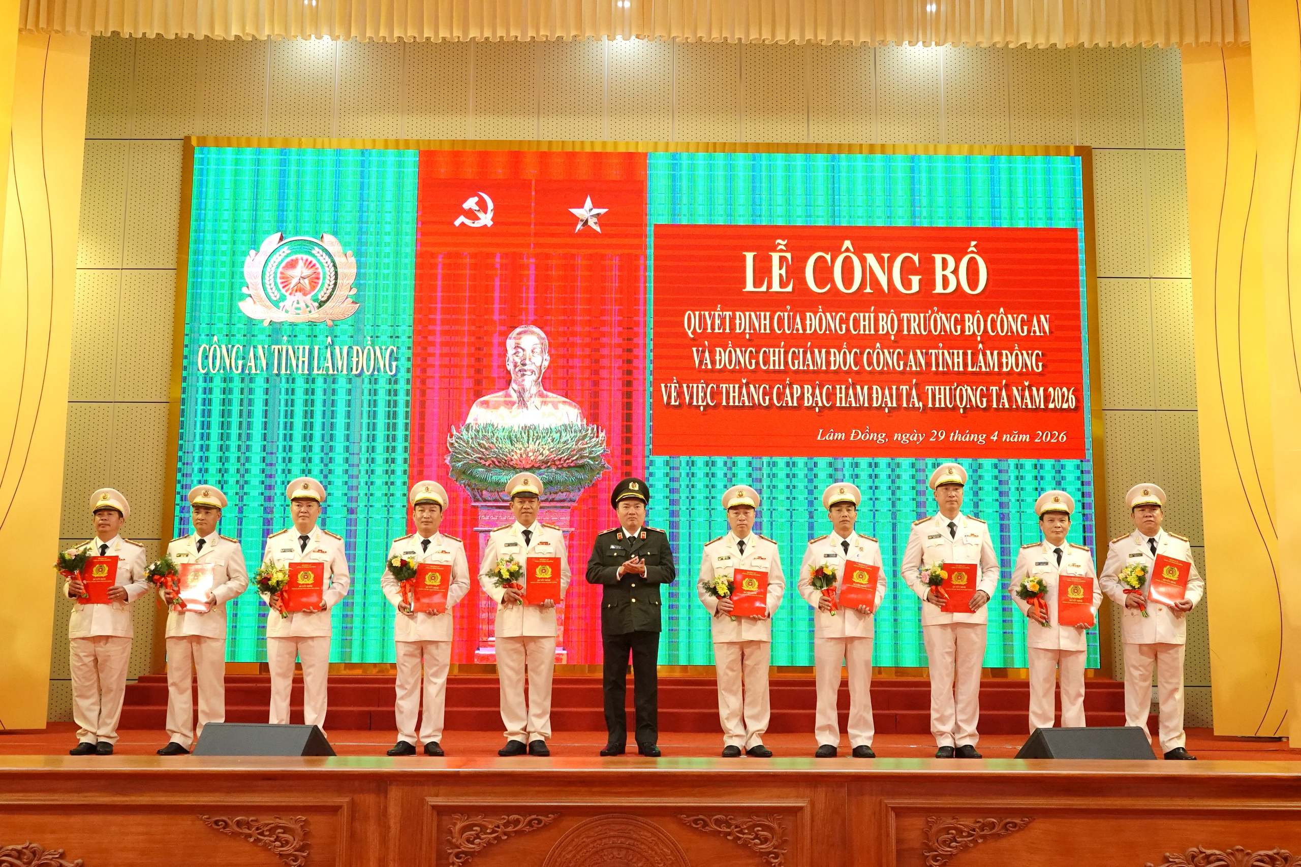 Thăng cấp bậc hàm cho 98 cán bộ chủ chốt Công an Lâm Đồng- Ảnh 3.