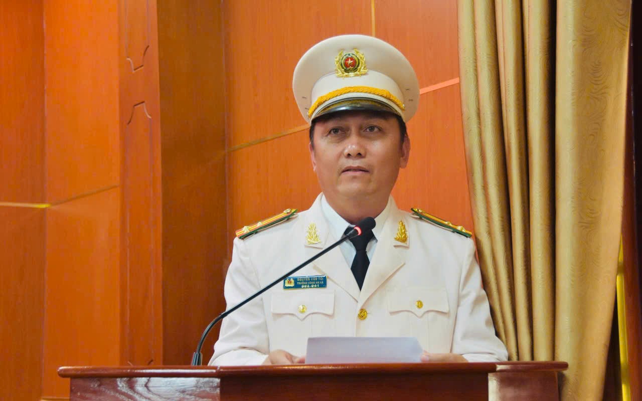 Thăng cấp bậc h&agrave;m cho 98 c&aacute;n bộ chủ chốt C&ocirc;ng an L&acirc;m Đồng- Ảnh 2.