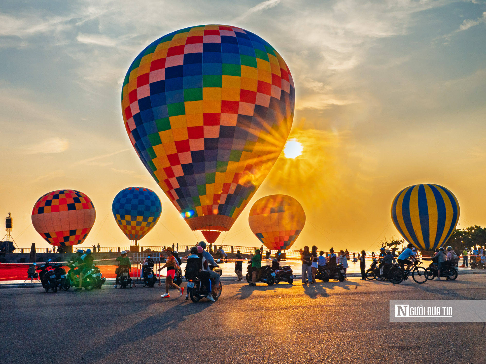 Chi&ecirc;m ngưỡng d&agrave;n khinh kh&iacute; cầu lần đầu xuất hiện ở Quảng trường Nghinh Phong, Đắk Lắk- Ảnh 8.
