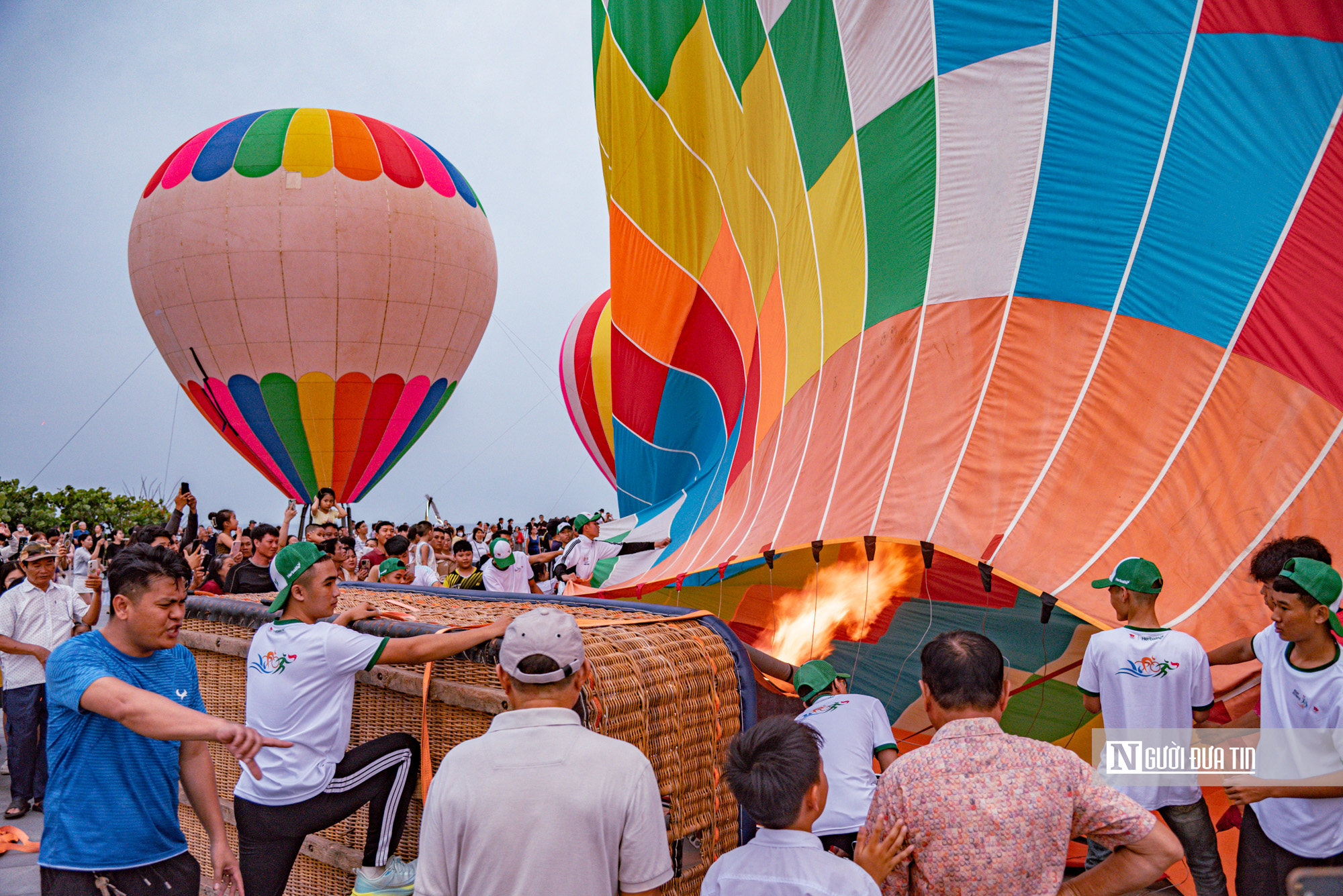Chi&ecirc;m ngưỡng d&agrave;n khinh kh&iacute; cầu lần đầu xuất hiện ở Quảng trường Nghinh Phong, Đắk Lắk- Ảnh 9.