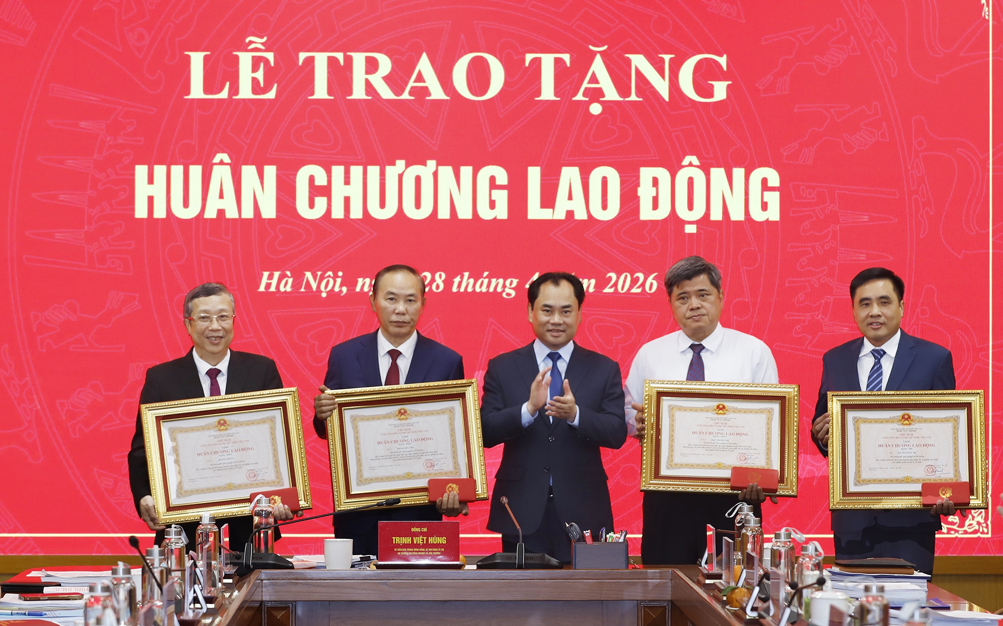 Bộ Nông nghiệp và Môi trường trao Huân chương Lao động cho 4 Thứ trưởng