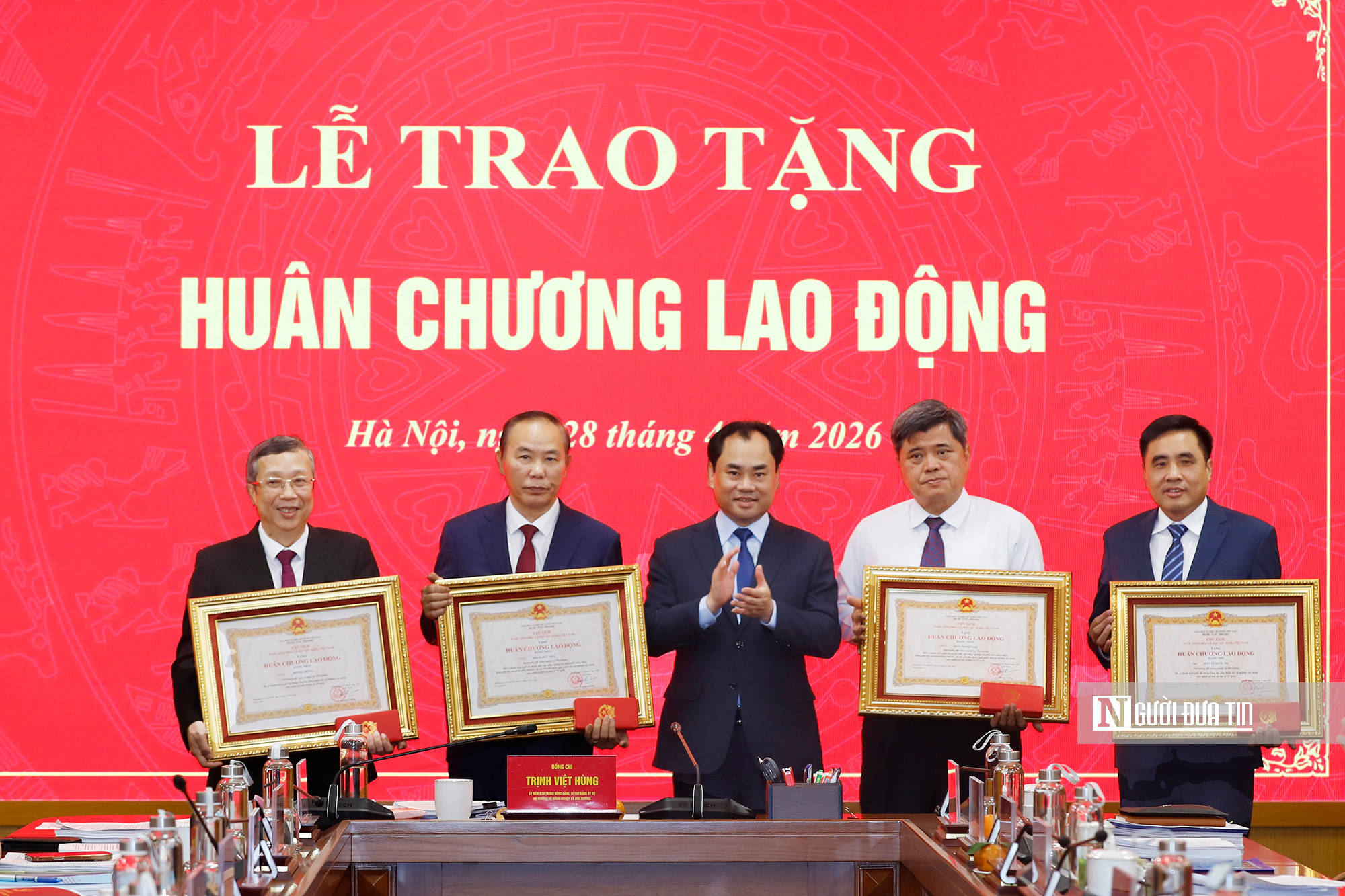 4 Thứ trưởng Bộ N&ocirc;ng nghiệp v&agrave; M&ocirc;i trường nhận Hu&acirc;n chương Lao động - Ảnh 1.
