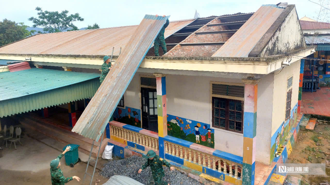 Nghệ An: D&ocirc;ng lốc k&egrave;m mưa lớn khiến h&agrave;ng chục nh&agrave; d&acirc;n, trường học bị tốc m&aacute;i- Ảnh 1.