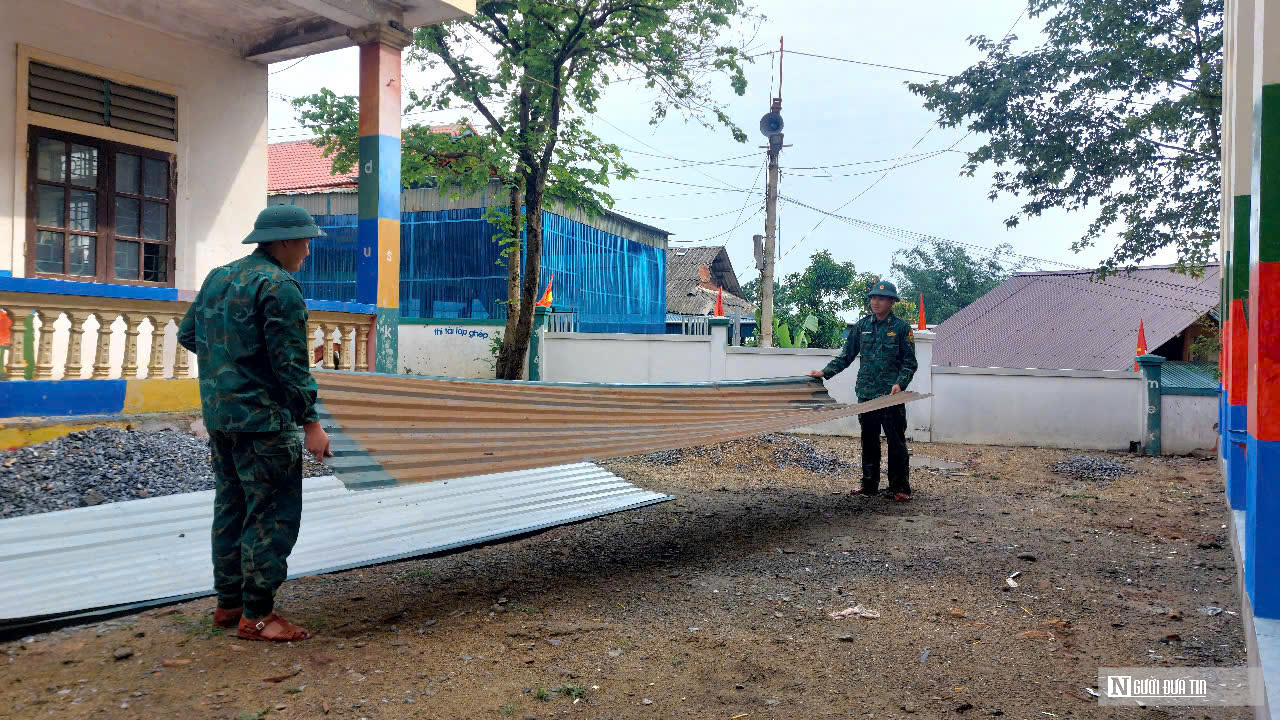 Nghệ An: D&ocirc;ng lốc k&egrave;m mưa lớn khiến h&agrave;ng chục nh&agrave; d&acirc;n, trường học bị tốc m&aacute;i- Ảnh 2.