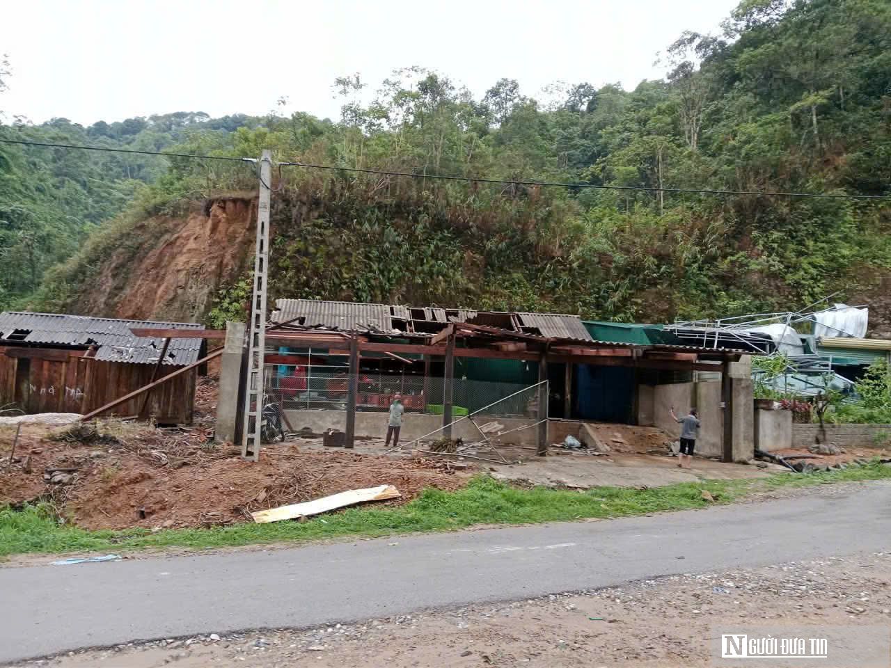 Nghệ An: D&ocirc;ng lốc k&egrave;m mưa lớn khiến h&agrave;ng chục nh&agrave; d&acirc;n, trường học bị tốc m&aacute;i- Ảnh 3.