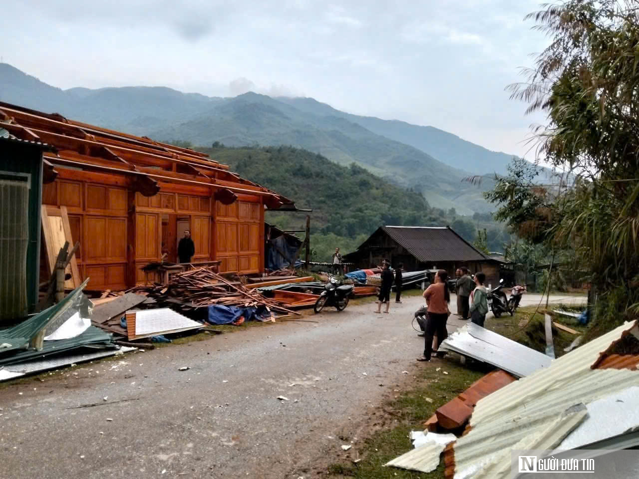 Nghệ An: D&ocirc;ng lốc k&egrave;m mưa lớn khiến h&agrave;ng chục nh&agrave; d&acirc;n, trường học bị tốc m&aacute;i- Ảnh 4.