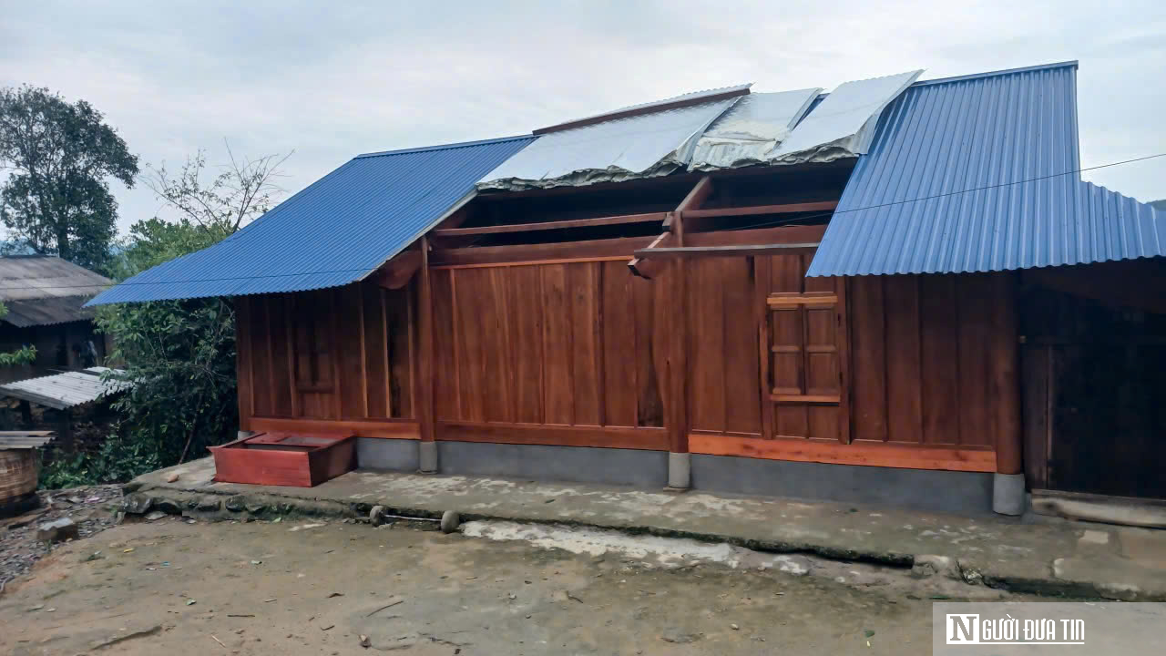 Nghệ An: D&ocirc;ng lốc k&egrave;m mưa lớn khiến h&agrave;ng chục nh&agrave; d&acirc;n, trường học bị tốc m&aacute;i- Ảnh 5.