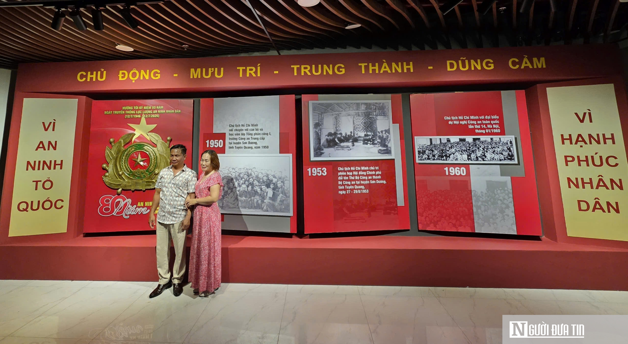 Người d&acirc;n, du kh&aacute;ch trải nghiệm "bức tường an ninh", h&ograve;a m&igrave;nh v&agrave;o &ldquo;Tổ quốc b&igrave;nh y&ecirc;n&rdquo; ở Đ&agrave; Nẵng- Ảnh 1.